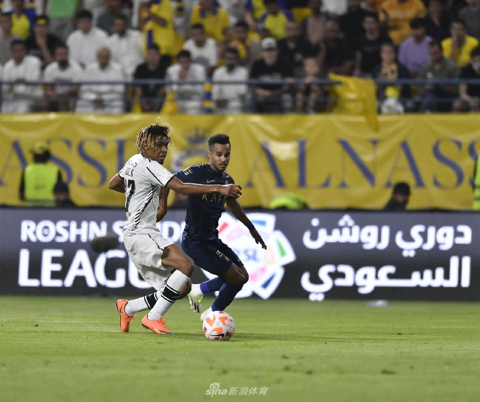 载着球员的 载着球员的