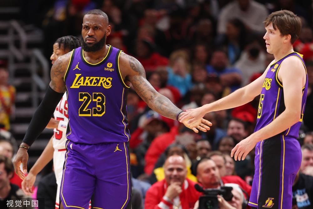 一位年长的 一位年长的